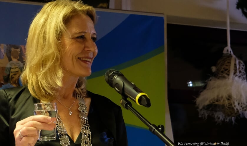 Burgemeester Kroon proost samen met inwoners van Waterland op het nieuwe jaar.