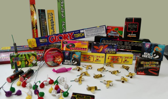 Een sortering fop- en schertsvuurwerk, het hele jaar door verkrijgbaar zonder verplichting tot dragen vuurwerkbril of aansteeklont erbij...
