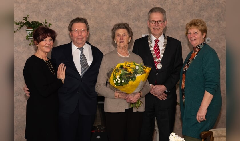 Het echtpaar en burgemeester Bijl geflankeerd door de dochters Brinda (links) en Helma.