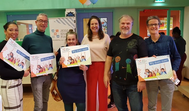 Van links naar rechts zie je Audrey Raalte (IKC Zeven Zeeën), Peter Snijders (OBS De Piramide) en Madeleen Ritsema (OBS IJplein) samen met wethouder Marjolein Moorman en Hans Spekman van het Jeugdeducatiefonds.