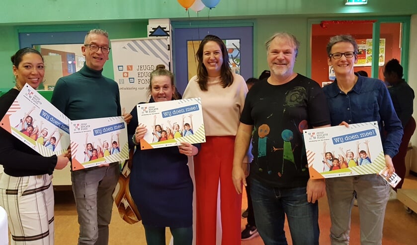 Van links naar rechts zie je Audrey Raalte (IKC Zeven Zeeën), Peter Snijders (OBS De Piramide) en Madeleen Ritsema (OBS IJplein) samen met wethouder Marjolein Moorman en Hans Spekman van het Jeugdeducatiefonds.