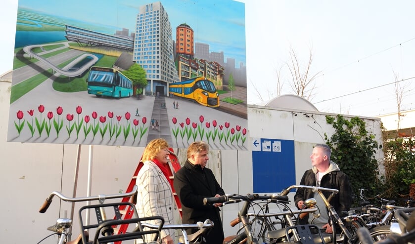 Vlnr. wethouder Monique Stam, gedeputeerde Cees Loggen en kunstenaar Dennis Oudhuis