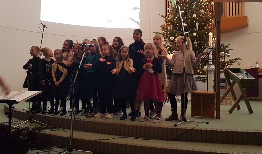 Kindergospelkoor Joy aan het repeteren.