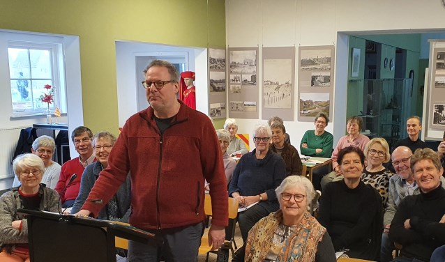 Robert Kragting staat trots voor zijn groep cursisten in Huys Egmont.