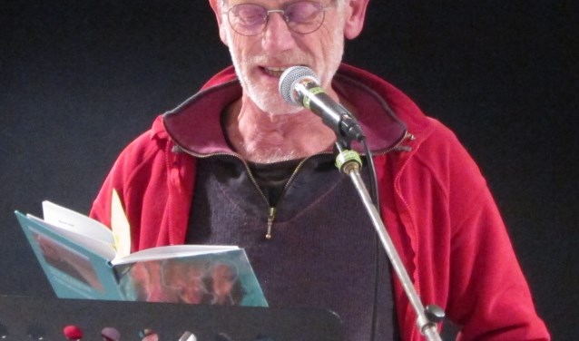Hans Rekere draagt voor.