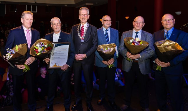 Het bestuur nam de speld met een gevoel van trots in ontvangst.