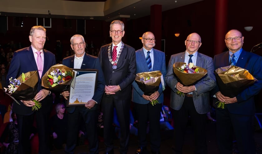 Het bestuur nam de speld met een gevoel van trots in ontvangst.