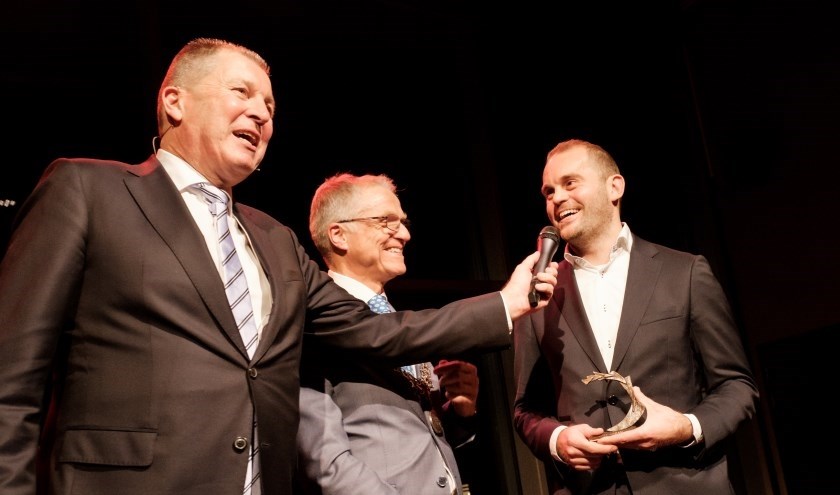 AZ marketing manager Frank Jonker neemt de Bronzen Waaier in ontvangst.