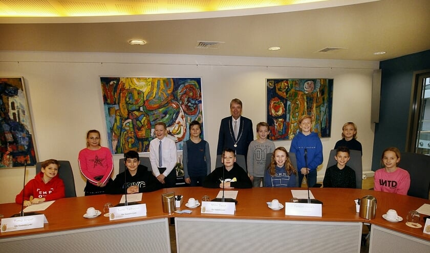 De kindergemeenteraad poseren met burgemeester Meerhof voor onze fotograaf.