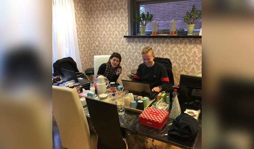 Linda Biersteker en Justin de Weert druk bezig met 'het digitale rommeltje' in Het Boetje van Present.