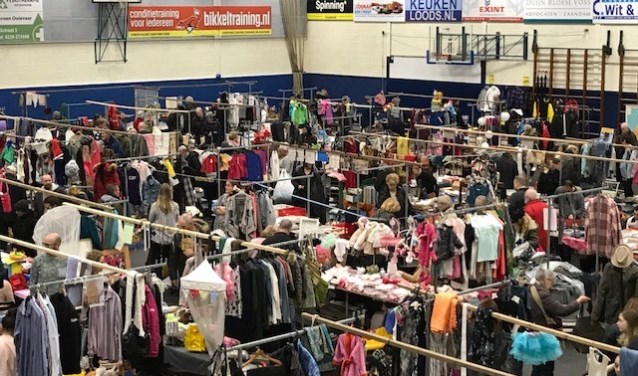 Lekker struinen op de vlooienmarkt in sportcentrum Vredehof.