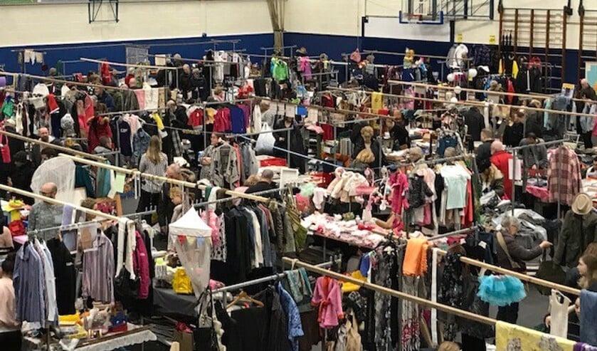 Lekker struinen op de vlooienmarkt in sportcentrum Vredehof.