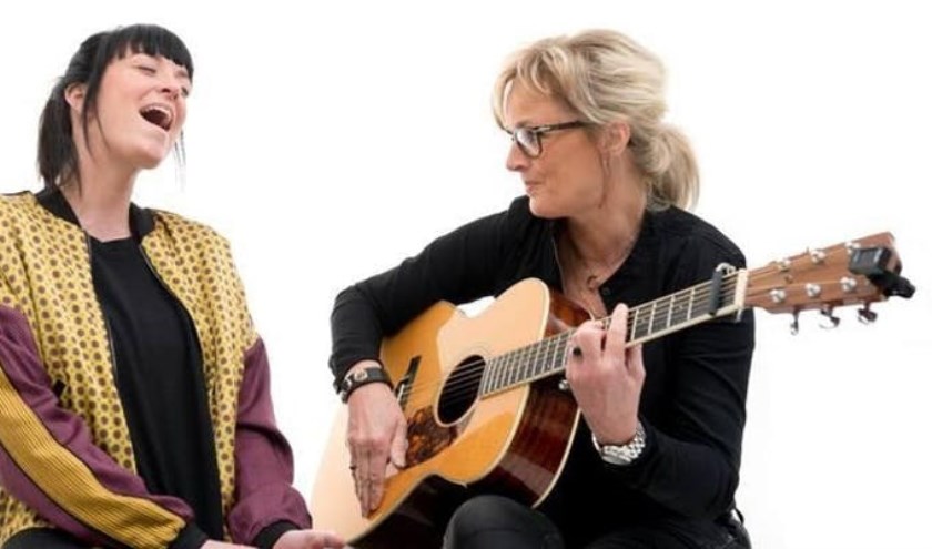 Anna (l) en Irma laten het publiek genieten van hun samenzang.