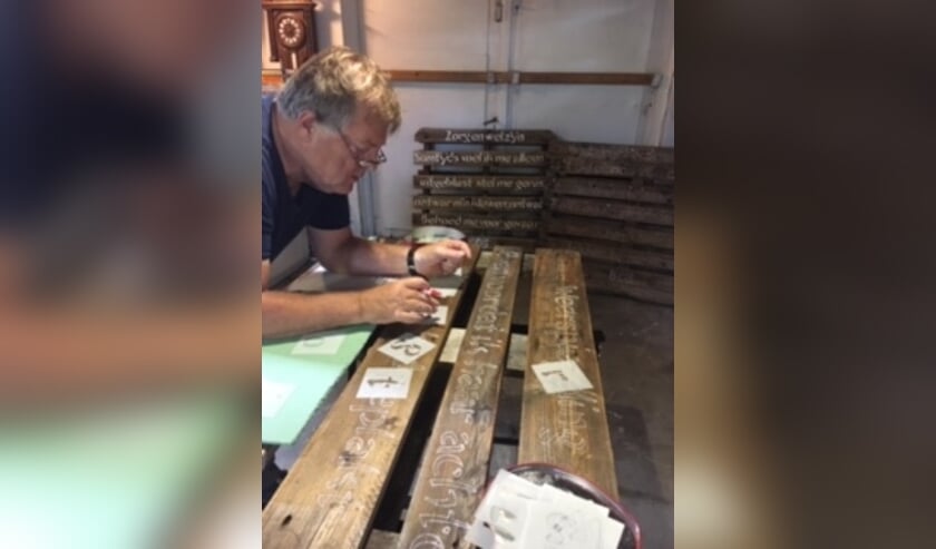 Dorpsdichter Bob van Leeuwen bezig met een gedichtje.