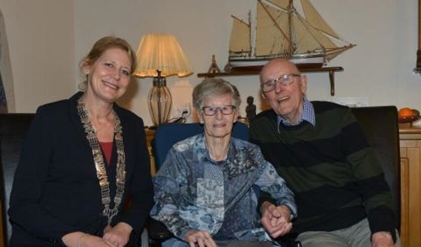 Echtpaar Koolmees krijgt felicitaties van burgemeester Luzette Kroon.