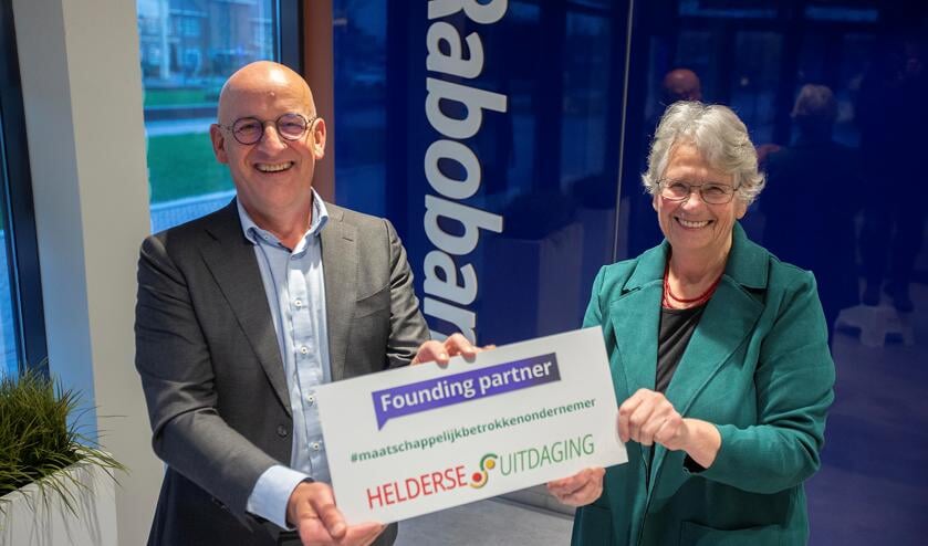 Bestuurslid Greet-Kolhorn Blijleven wilde maar al te graag op de foto met directievoorzitter Harry Nieuwenhuizen.