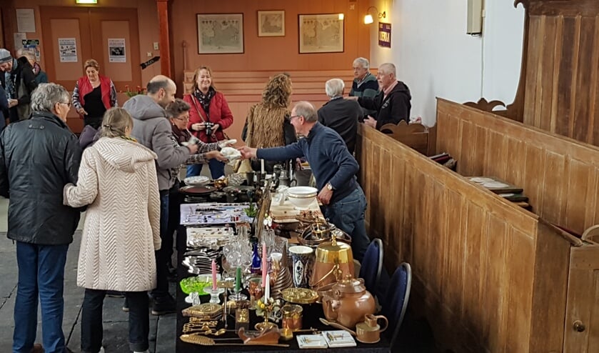 Lekker struinen langs de kraampjes in het kerkje van Oudendijk.