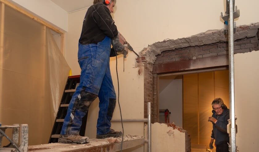 De sloop en de opbouw in volle gang. Rechts René Winkelaar van het gelijknamige aannemersbedrijf.