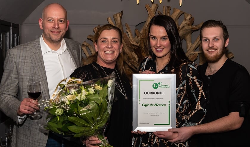 Winnares Suzan Bijman (tweede van links), juryvoorzitter Thierry van der Weide (links) en twee medewerkers van De Heeren.