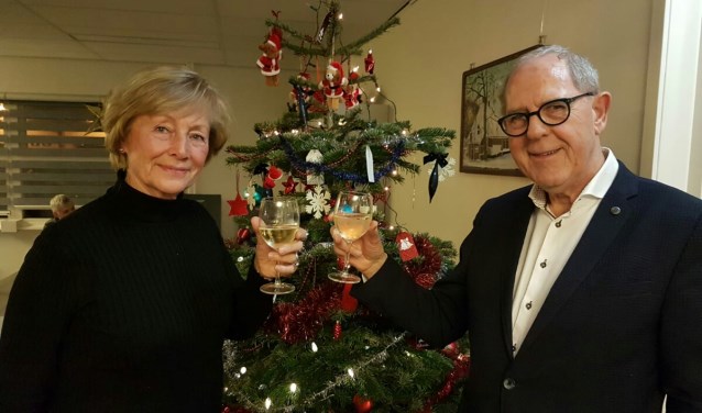 Marry Zwaan (voormalig voorzitter afdeling Uitgeest) en Mees Hartvelt (voorzitter afdeling IJmond) heffen het glas op de samenwerking.