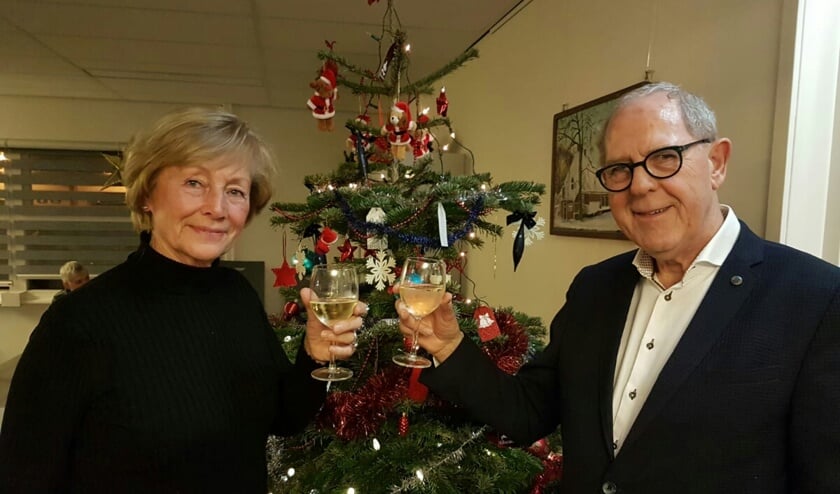Marry Zwaan (voormalig voorzitter afdeling Uitgeest) en Mees Hartvelt (voorzitter afdeling IJmond) heffen het glas op de samenwerking.