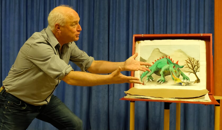 Verteller Marten Horjus in actie in de Swaensborch.