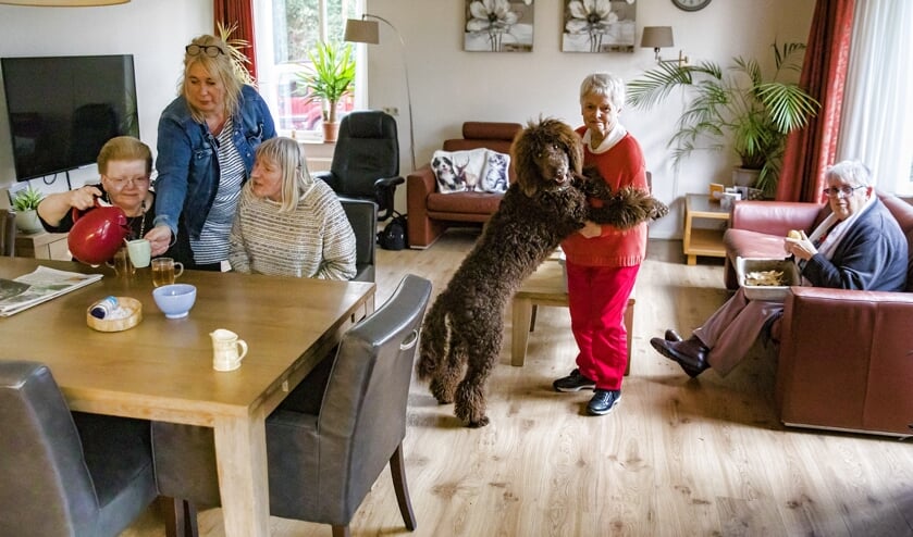 De bewoners van de Enk genieten volop van de aanwezigheid van Pepper. V.l.n.r. Ria, begeleider Erika, Sylvia, Pepper, Alie en Reina.