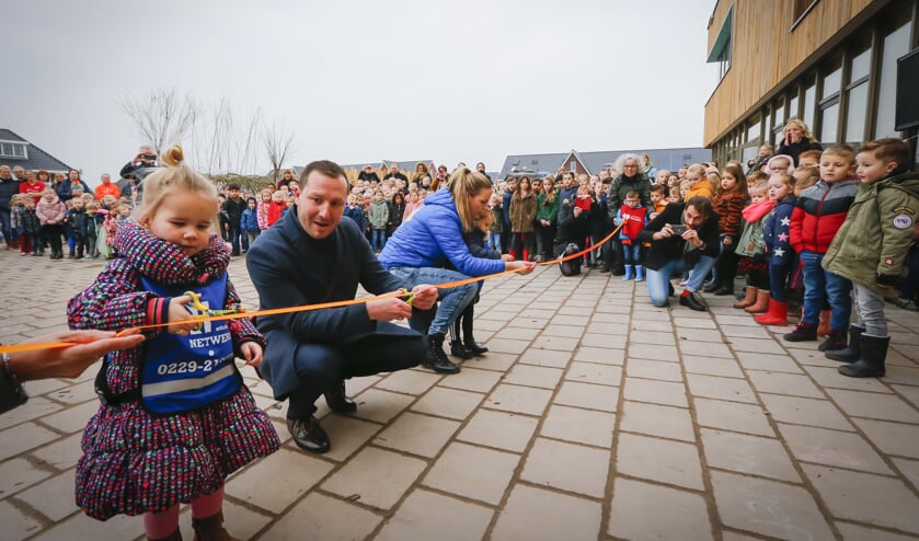 Wethouder Samir Bashara opent samen met leerlingen van Socrates, Roald Dahl, SKH en Stichting Netwerk de nieuwbouw voor IKC De Kreek.