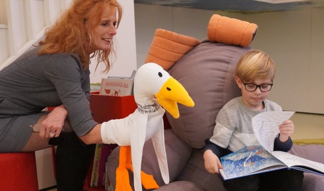 Willy de Greef vertelt aan Sepp (5) over 'Moppereend'.