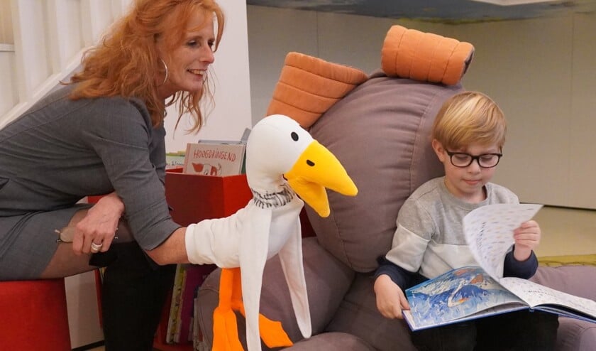 Willy de Greef vertelt aan Sepp (5) over 'Moppereend'.