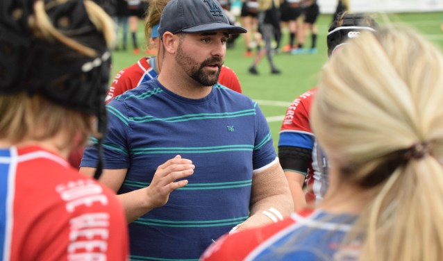 Ben Sharples tussen de dames van RCW JuRo Unirek.