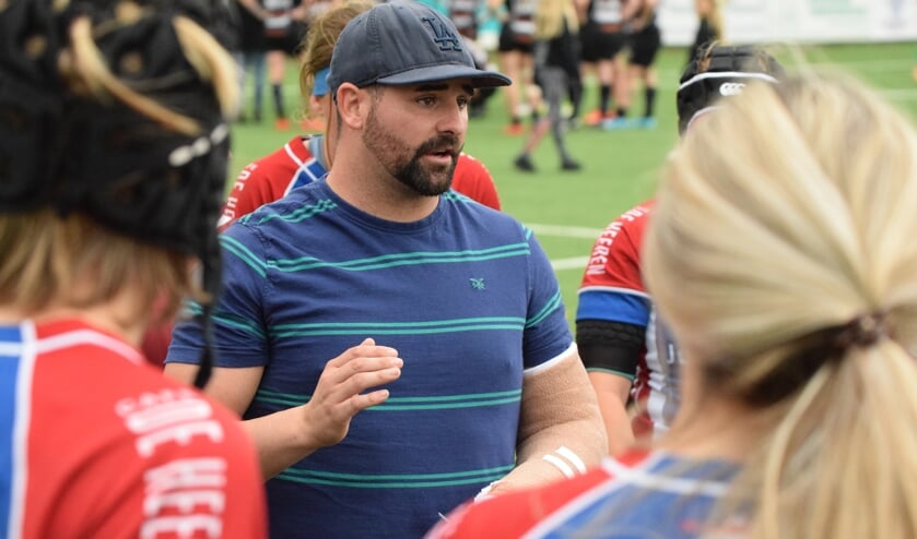 Ben Sharples tussen de dames van RCW JuRo Unirek.