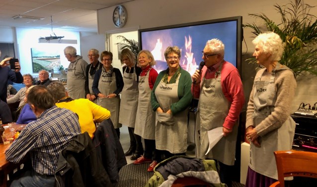 De kookploeg presenteert zich aan de gasten
