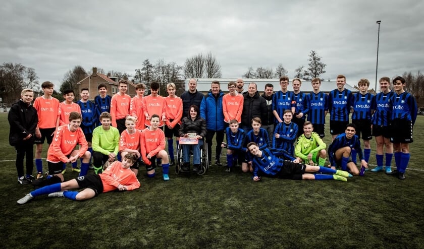 De deelnemende jeugdspelers gingen na afloop maar wat graag op de foto met Denise en haar gezin.
