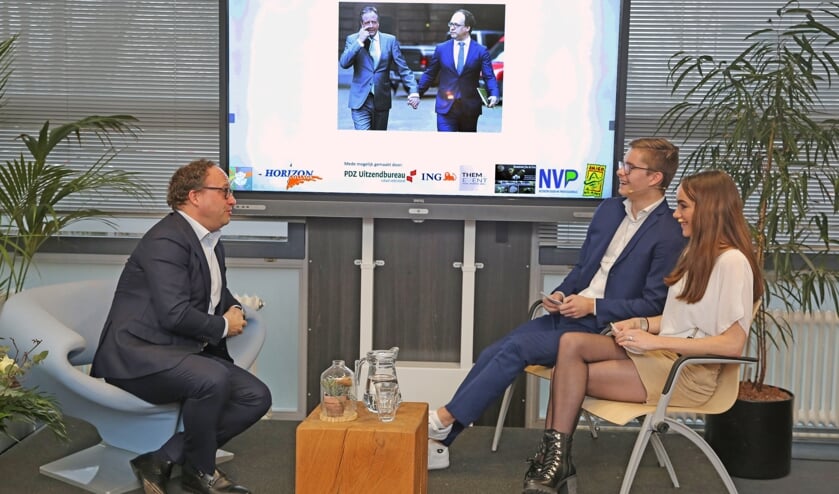Minister Koolmees in gesprek met Jerry Dust en Djamilla Vonk, leerlingen van het Horizon College.