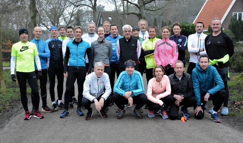 Groepsfoto van de hardlopers van Sportclub Chronos en AV Nova die trainen voor de Groet uit Schoorl Run.