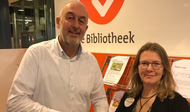 Overhandiging van de spellen door Richard Oldenburg aan Hilde Luken.
