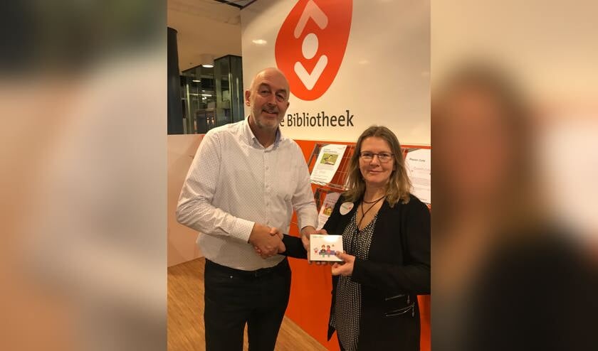 Overhandiging van de spellen door Richard Oldenburg aan Hilde Luken.