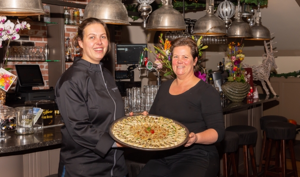 Karin (links) en Martine hebben het naar hun zin in Kavel II Eten & Drinken.