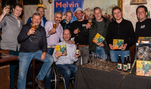 Melvin Smid en vrienden brengen een gezamenlijke toost uit op Melvin's Dream. Berging was vertegenwoordigd door Sjors Last (vierde van rechts) en Michiel Groen (rechts). Kunstenaar Marc staat derde van rechts.