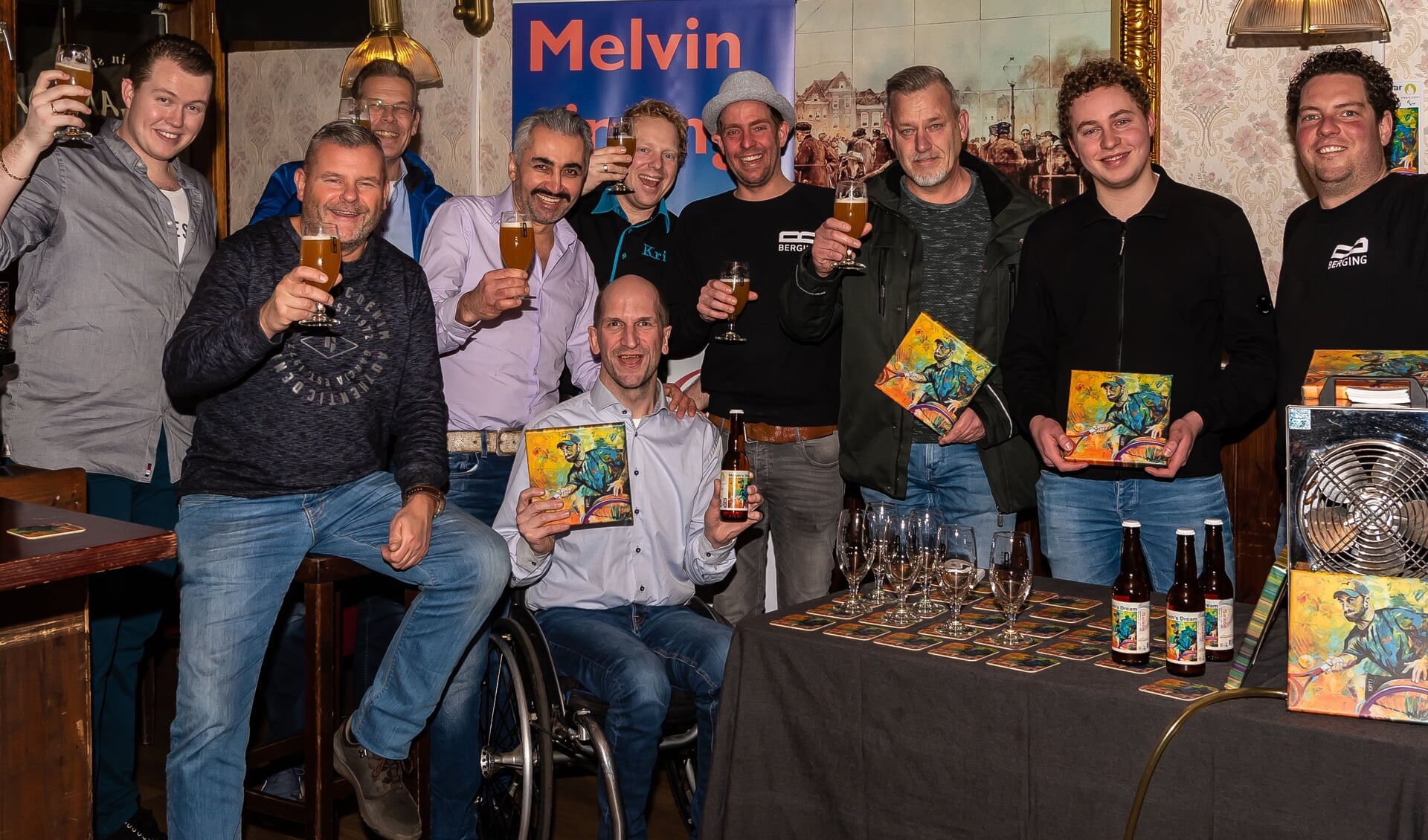 Melvin Smid en vrienden brengen een gezamenlijke toost uit op Melvin's Dream. Berging was vertegenwoordigd door Sjors Last (vierde van rechts) en Michiel Groen (rechts). Kunstenaar Marc staat derde van rechts. 