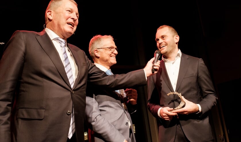AZ marketing manager Frank Jonker neemt de Bronzen Waaier in ontvangst