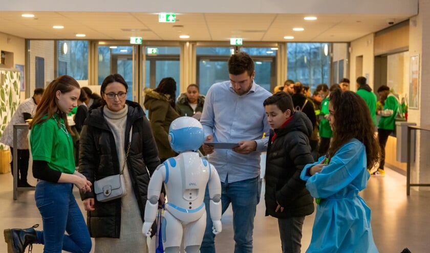 Robot Matts haalt de bezoekers gastvrij binnen.