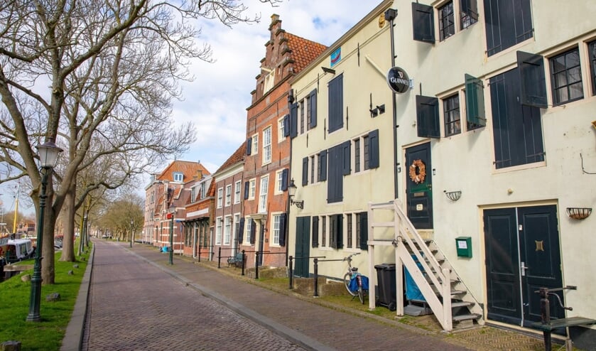 De wandelaars lopen door de binnenstad van Enkhuizen en komen op de mooiste (onontdekte) plekjes.