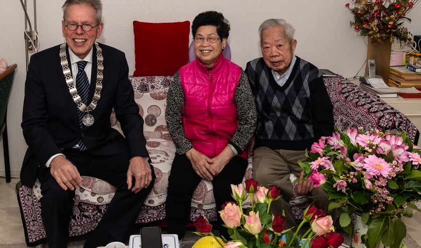 Samen op de bank met burgemeester Don Bijl.