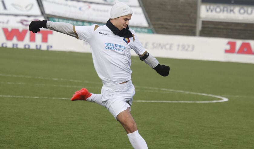 Kampioen Magnus Carlsen stijlvol in actie met de bal in 2017.