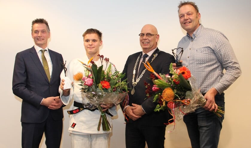 Wethouder Bijman, sporter van het jaar Dave Kok, burgemeester Franx en vrijwilliger van het jaar Hans Blaauw.