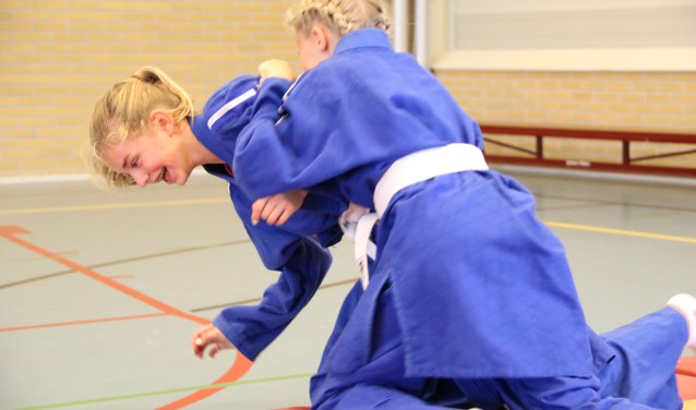 Leerlingen sporten op het Martinuscollege.