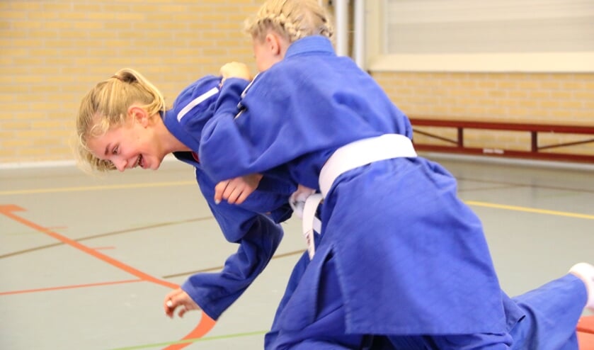 Leerlingen sporten op het Martinuscollege.