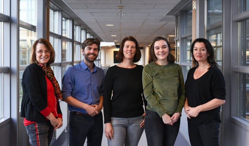 De cardiologen Eric Wierda (tweede van links) en Cathelijne Dickhoff (rechts) zijn samen met verpleegkundig specialisten Riet Schouten (links), Petra op den Kelder (midden) en Caro Bakker (in opleiding, tweede van rechts) verantwoordelijk voor de polikliniek hartfalen bij het Dijklander Ziekenhuis.